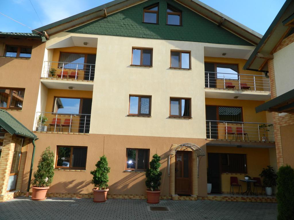 Pensiunea Cora Piteşti Exterior foto
